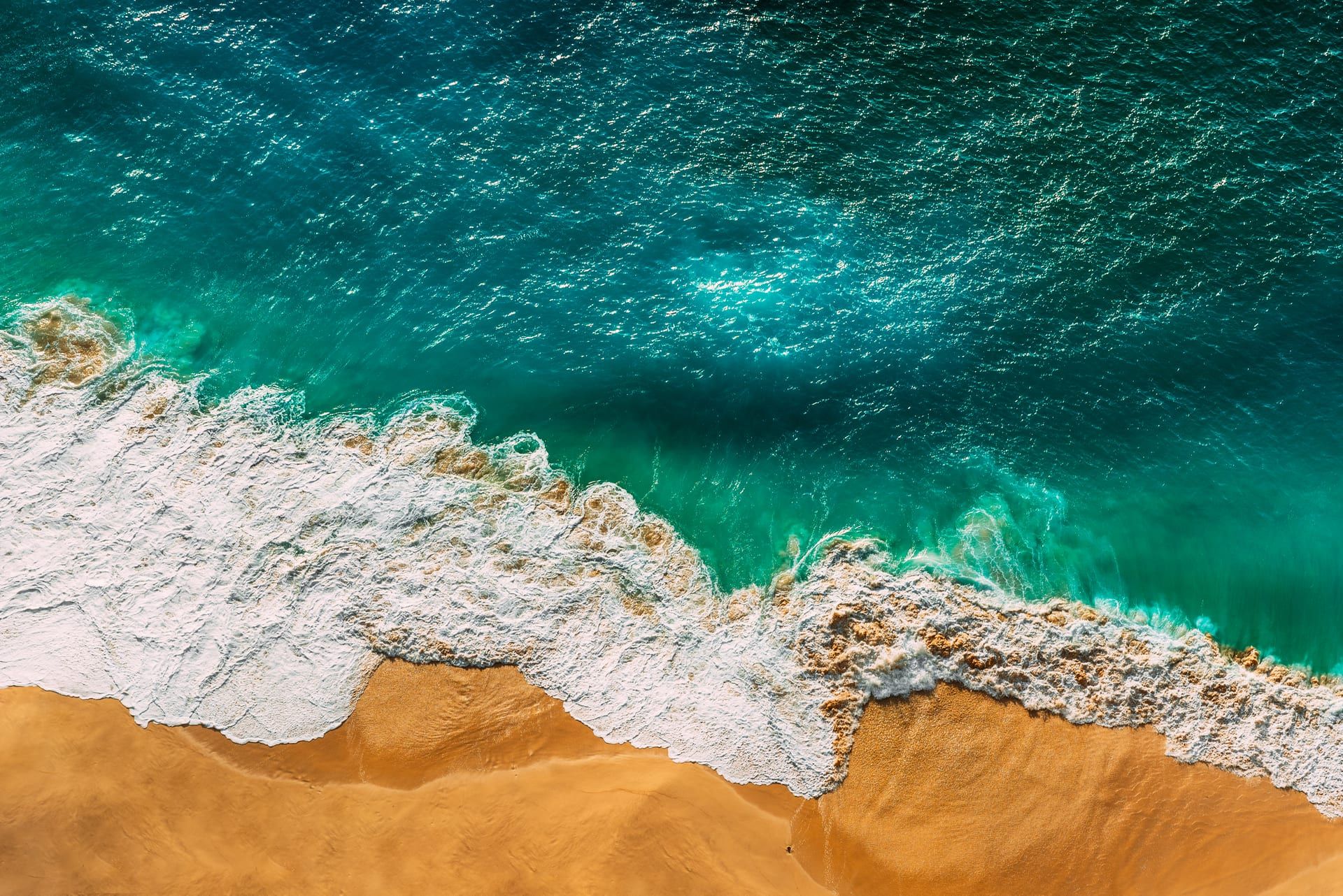 Sauberer Strand am Meer